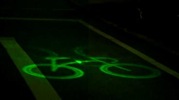 Bild: NDR Grünes Laserlicht in Fahrradform auf der Straße