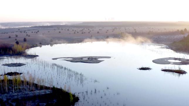 Bild: WDR Kahle Landschaft mit einem Gewässer