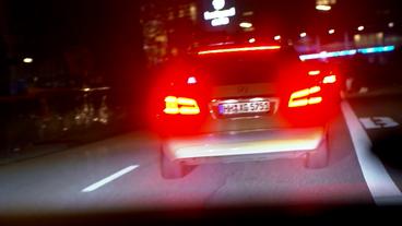 Bild: BR Rücklichter eines Taxis in der Nacht