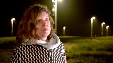 Bild: hr Eine Frau steht vor Straßenlampen.