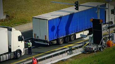 Bild: WDR Polizist stoppt Lkw vor der Brücke