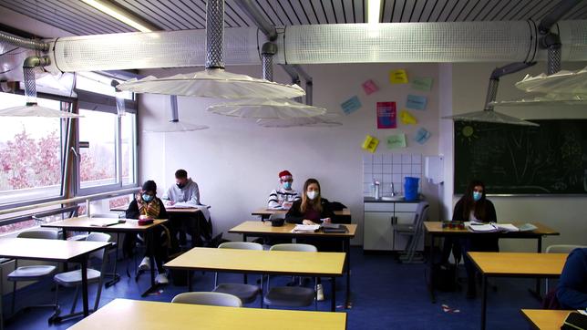 Bild: BR Abluftanlage aus Baumarktteilen in einer Schulklasse