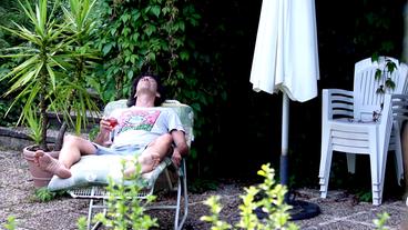 Bild: SWR, Urheber: Oliver Wittkowski Ein Mann liegt in einem Liegestuhl auf einer Terrasse.