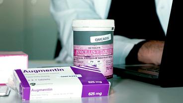 Zwei Packungen mit gefälschten Antibiotika-Tabletten