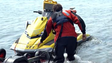Bild: WDR Wissenschaftler schiebt Jetski ins Wasser