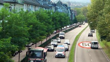 Hauptverkehrsstraße mit Umgebungsbebauung