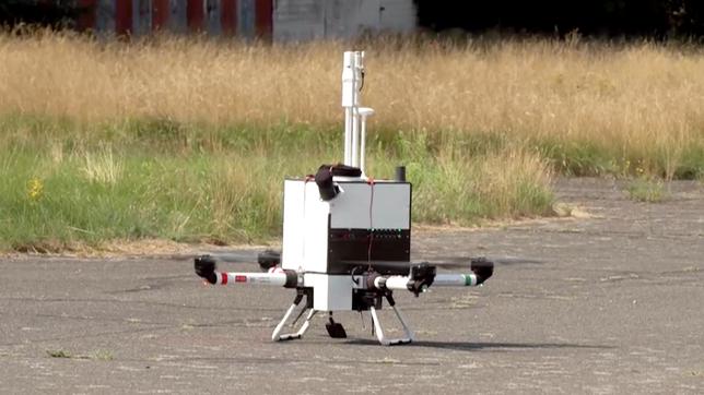 Bild: NDR Ein Messgerät steht am Boden auf einem Flughafen.