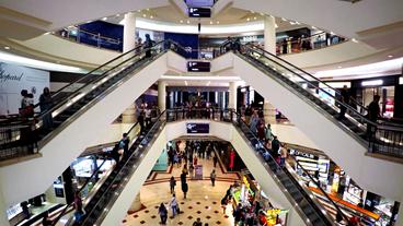 Einkaufszentrum von Innnen mit verschiedenen Etagen.