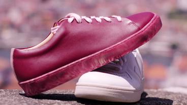 Bild: BR Ein roter und ein weißer Turnschuh aufeinandergestapelt