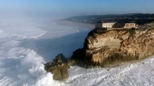 Bild: WDR Totale: Leuchtturm von Nazaré, brechende Wellen