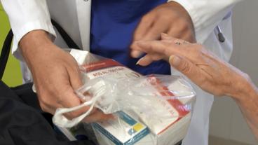 Bild: WDR Plastikbeutel mit mehreren Medikamenten