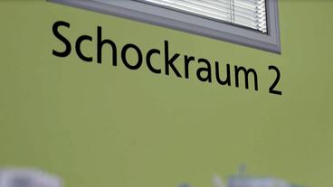 Bild: WDR Tür des Schockraums 2 der Zentralen Notaufnahme Fürth