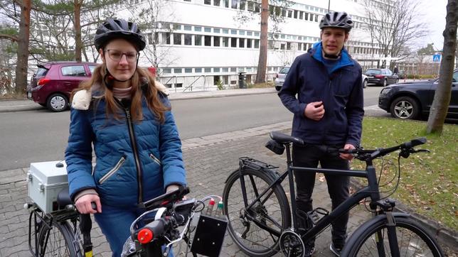 Bild: hr Teresa Engel und Nicolas Mellinger stehen neben ihren Fahrrädern.