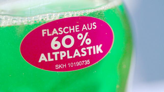 Spülmittelflasche mit Aufschrift: aus 60 Prozent Altplastik