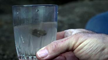 Bild: NDR Pozzolan in einem Glas Wasser