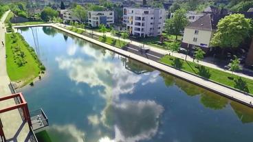 Bild: SWR Luftaufnahme: Links im Bild: Abschnitt des Radschnellwegs am Niederfeldsee von oben, rechts des Sees im Bild: neue Bebauung Stadtviertel