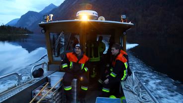 Bild: Jan Kerckhoff Feuerwehr und Wasserwacht in einem Boot.
