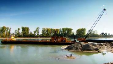 Bild: SWR Bergungsarbeiten am Rhein.