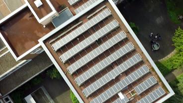 Bild: NDR Schuldach mit Solarpaneelen