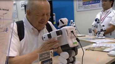 Bild: NDR Mann vor einem Roboter