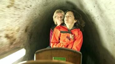 Zwei Wissenschaftlerinnen fahren durch einen Tunnel.