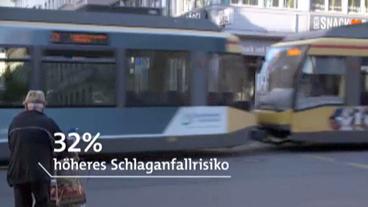 Bild: SWR Älterer Herr überquert die Straße mit Rollator. Grafik im Bild: 32 Prozent höheres Schlaganfallrisiko.