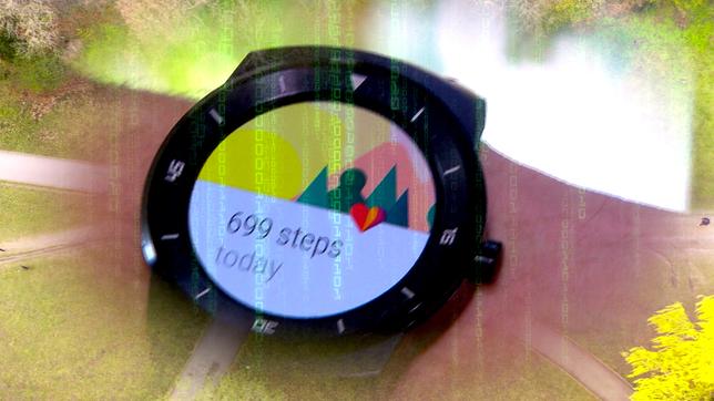 Smartwatch am Handgelenk zeigt Übersicht an Schritten