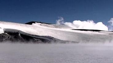 Blauer See im Hintergrund der Kraterrand des Vulkan