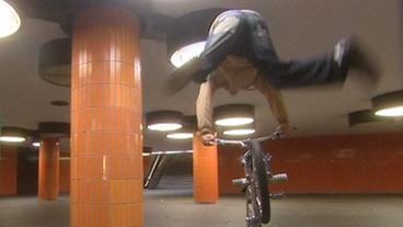Bild: SWR Frank Wolf schwingt sich über sein aufgebäumtes BMX-Rad