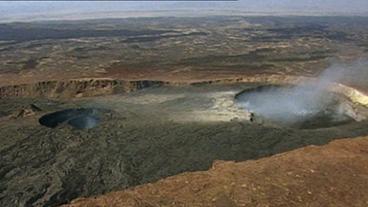 Aufgerissener Boden mit Kratern
