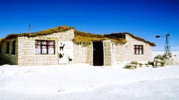 Niedriges Haus, das einer großen Lehmhütte gleicht