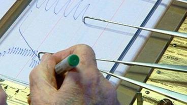 Lügendetektor schreibt Kurven auf Papierrolle