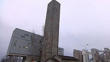 Kalkminengebäude mit hohem eckigen Turm