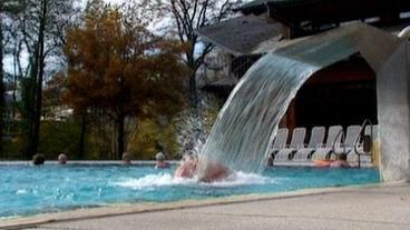 Künstlicher Wasserfall an einem Schwimmbecken