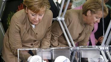 Angela Merkel besichtigt den Science Express