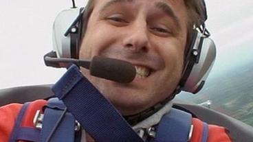 Bild: NDR Dennis Wilms ist sichtlich beeindruckt von den Flugkünsten