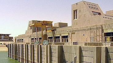Hohe Betonmauer im Nil