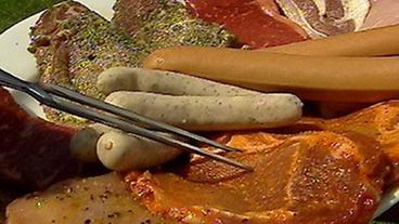Bild: BR Grillfleisch und Würstchen
