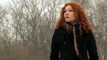 Bild: BR Frau auf Brück schaut in den wolkenverhangenen Himmel