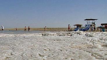 Strand mit salzigem Boden