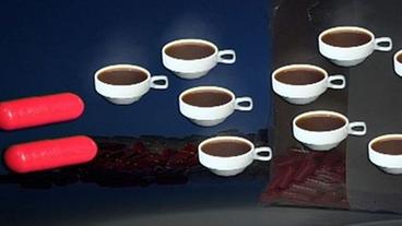 Zwei rote Kapseln und einige Tassen Kaffee