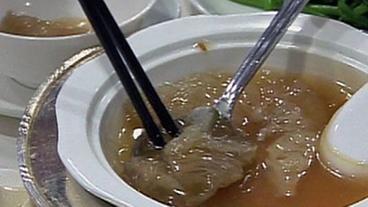 Bild: NDR Zweifelhaftes Vergnügen: Eine Haifischflossensuppe