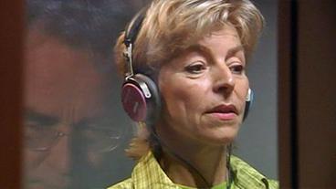 Bild: WDR/Längengrad Frau in Audioraum macht Hörtest