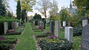 Verschiedene Gräber auf dem Friedhof