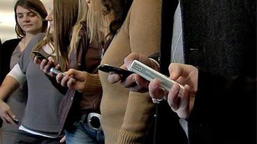 Bild: SWR Studenten mit ihren Handys