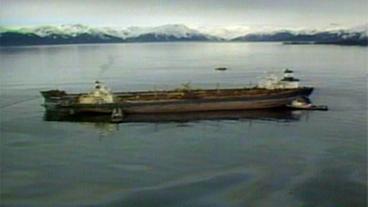 Der Öltanker Exxon Valdez verliert Öl