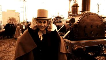 Bild: SWR Dennis Wilm im Biedermeier-Outfit