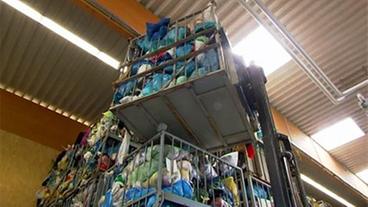 Bild: SWR Lagerhalle für gesammelte Altkleider