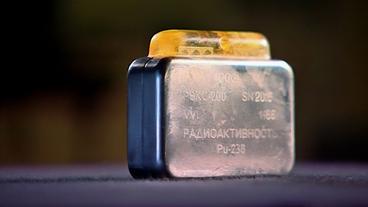 Nahaufnahme eines sowjetischen Herzschrittmachers mit Plutoniumbatterie