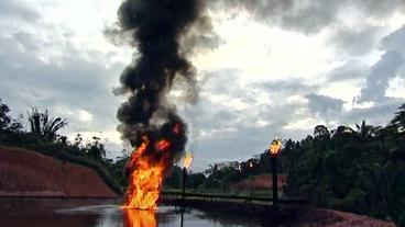 Ölbecken mit Flamme im Regenwald